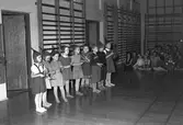 Södra skolans julfest i gymnastikhuset. December 1949.