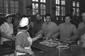 Kungsbäck, regementet. Ny maträtt provas. 2 februari 1950.
