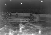 Ishockey mellan Huge - GGIk. 29 december 1949. GGIK är förkortning för Gävle Godtemplares Idrottsklubb.
GGIK kallades för Godis eller Saftpiraterna. IK Huge ansökte 1938 om inträde i Svenska Ishockeyförbundet, och spelade sin första ishockeymatch på Kastvallen den 26 januari 1939. Klubben vann därefter DM-titlarna 1939, 1940 och 1943. Den 26 december 1949 debuterade man i Sveriges högsta division med match mot Nacka SK borta, vilken Nacka SK vann med 3-2. I ishockey spelade IK Huge i Sveriges högsta division säsongerna 1949/1950, 1950/1951 och 1952/1953. 1961 låg man i Division IV. Inför säsongen 1962/1963 lades ishockeyverksamheten ner, innan man i början av 1970-talet återigen hade pojklag. 1994 anmälde man ett seniorlag för första gången sedan det tidiga 1960-talet. Den 2 december 1995 fick man tillgång till konstfrusen isbana.