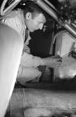 Evert Grundvig på Biltjänst i Gävle AB. Ny fläktanordning till motorn. 17 januari 1950.