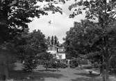 I.O.G.T. Reportage från sommarhemmet Lindesberg på Norrlandet. 10 juli 1950. Invigt juni 1940. Ägt av G.G.I.K. Godtemplarordens flagga är hissad. Lindesberg låg vid viken mellan Frivy, Lervik och Kullsand. Revs när hamnen byggdes ut.