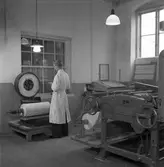 Gävle Manufaktur AB, Strömsbro. Juni 1946. På fabriken jobbade många ogifta textilarbeterskor, Några av dem bodde i den så kallade flickbyggningen. Gefle Manufaktur AB ägde Svanens väv i Strömsbro, som länge var den största fabriken i landet för tillverkning av bomullstyger och garn. Fabriken startade år 1849. Men det blev andra tider med krig, konflikter och sämre konjunkturer, då gick det sämre även för Svanens väv som tvingades lägga ned år 1960.
