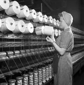 Gävle Manufaktur AB, Strömsbro. Juni 1946. På fabriken jobbade många ogifta textilarbeterskor, Några av dem bodde i den så kallade flickbyggningen. Gefle Manufaktur AB ägde Svanens väv i Strömsbro, som länge var den största fabriken i landet för tillverkning av bomullstyger och garn. Fabriken startade år 1849. Men det blev andra tider med krig, konflikter och sämre konjunkturer, då gick det sämre även för Svanens väv som tvingades lägga ned år 1960.
