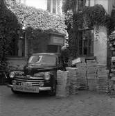 Reportage för Gefle Dagblad. Tidningsbud, bil, postkupe och från annonsavdelningen. Mars 1947.