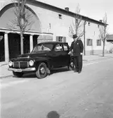 Direktör Sven Oscar Fogelberg utanför Strömvallen. Född i Gävle 1911 och sedemera Verkställande Direktör för Tekn AB Flora (Florodol) i Gävle och styrelseordf i AB Choklad & Konfektfabrik Freja i Gävle. Personbilen är en Volvo PV 444 Reg X11800.