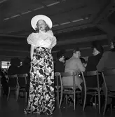 Konsum Alfa. Modevisning på Blå Fältet, Folkets Park. April 1947.