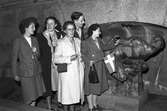 Konsum Alfa. Engelska ungdomar på besök. April 1947. De är fotograferade framför statyn 