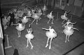 Emy Ågren, dansskola. På teatern. 6 juni 1947.