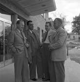 Fyra herrar utanför Folkets Hus Gävle. 1947.