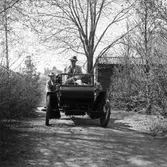 Hovotograf Carl Larssons första bil Oldsmobile 1904 års modell som inköptes 1907 av fabrikör Södergren, Gävle. Nådde en topphastighet på 40 km/tim. Bilen fick en ny start hos Tage Berglund, Överhärde och hamnade till slut på Länsmuseet skänkt av AB Bröderna Hansson.