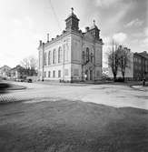 Sankt Petri kyrkan uppfördes 1895 i hörnet av Södra Kungsgatan och Kaserngatan. Kyrkan ritad av E.A. Hedin med två våningar, den övre inredd till kyrksal med stora avrundade fönster och entréfasad mot Södra Kungsgatan med två torn.