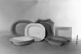 Hushållsartiklar, blyglaserade fat och karotter.                 Bobergs Fajansfabrik AB.