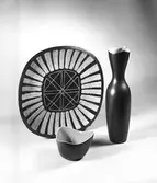 Prydnadsföremål, vas, fat och skål.  Den 24 april 1956
Bobergs Fajansfabrik AB.
