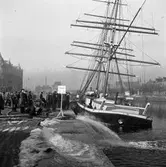 En sjunkande Brigg länspumpas