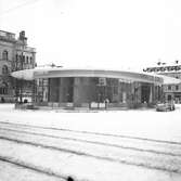 Byggandet av busstationen. Stationen uppfördes 1939 och togs i bruk januari 1940. Revs 1972. Bilden är tagen omkring 1940. Reportage för Arbetarbladet