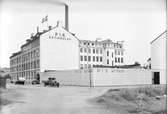 Pix AB

Började 1897 att göra karamelller, konfektyrer, marmelad och saft.
Uppförde 1904 fabrikslokaler vid Hantverkargatan, som byggdes ut 1915. Ombildades till AB 1919 och Pixtabletten blev huvudprodukten


