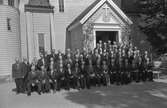 Korsnäsanställda framför Bomhus kyrka den 7 juni 1958
