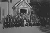 Korsnäsanställda framför Bomhus Kyrka den 8 juni 1958
