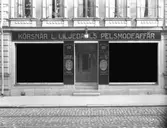 Körsnär L. Liljedahls Pelsmodeaffär. Manufakturisternas Tidskrift
Skyltfönster saknas

