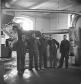 Victor Th. Engwall & Co, förlaget bakom varumärket Gevalia. Interiör från fabriken, en del av personalen är uppställda för fotografering
