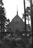Kronprinsparet Gustav Adolf och Louise på besök i Sandviken 1935. Storkyrkan i Sandviken.