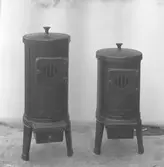 AB Skoglund & Olson. Gefle. Gjuteri och Mekanisk Verkstad. Känt för bland annat järnspisar och leksaker. Företaget startades 1874 av Erik Gustaf Skoglund och Axel Olsson. Firman blev aktiebolag 1914 och hade på 1930-talet cirka 260 anställda i produktionen och ett 30-tal på kontoret. Kaminer

