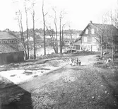 Wirsbo bruk. Strömmen. Orten ligger vid Strömsholms kanal och Kolbäcksåns fall, mellan Åmänningen i norr och Virsbosjön i söder. I bruket fanns en kraftstation, styckebruk för projekttillverkning, manufaktursmedja, mekanisk verkstad, ångsåg med två ramar, kant-, klyv- och stålverk samt en hyvel- och snickerifabrik. Kopia