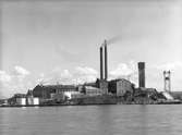 Vy från havet på Korsnäsverken. Den 2 november 1948. Korsnäs AB är ett av Sveriges ledande skogsindustriföretag som tillverkar kartong, säck- och kraftpapper, fluffmassa till hygienprodukter och sågade trävaror.