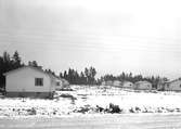 Småhus. Den 5 december 1949.  Korsnäsverken har sedan länge beaktat att arbetsresultaten i mycket hög grad beror på trivseln i hemmen. Bolaget har från början succesivt höjt bostadsstandarden för sina anställda. En del av personalen bor i egna hem som uppförts med subvention från bolaget