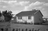 Maj månad 1953.  Korsnäsverken har sedan länge beaktat att arbetsresultaten i mycket hög grad beror på trivseln i hemmen. Bolaget har från början succesivt höjt bostadsstandarden för sina anställda. En del av personalen bor i egna hem som uppförts med subvention från bolaget