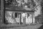 Maj månad 1953.  Korsnäsverken har sedan länge beaktat att arbetsresultaten i mycket hög grad beror på trivseln i hemmen. Bolaget har från början succesivt höjt bostadsstandarden för sina anställda. En del av personalen bor i egna hem som uppförts med subvention från bolaget