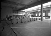 Korsnäs Pappersbruk. PM 2. I packsalen emballeras rullarna. Juni 1953. Korsnäs AB är ett av Sveriges ledande skogsindustriföretag som tillverkar kartong, säck- och kraftpapper, fluffmassa till hygienprodukter och sågade trävaror.
