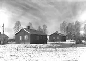 Grinduga. Den 7 februari 1955. En tendens i skogsbruket är att samla skogsarbetarna i moderna skogsarbetarbyar.