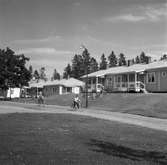 Bostäder. Korsnäs AB. Den 5 juli 1955. Redan från början av bolagets verksamhet anlades bostäder för de anställda enligt tidens krav och möjligheter vid de olika tidpunkterna. Genom intensifierad byggnadsverksamhet har därför bostadsstandarden successivt höjts framför allt under det senaste decenniet.