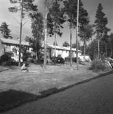 Bostäder. Korsnäs AB. Den 5 juli 1955. Redan från början av bolagets verksamhet anlades bostäder för de anställda enligt tidens krav och möjligheter vid de olika tidpunkterna. Genom intensifierad byggnadsverksamhet har därför bostadsstandarden successivt höjts framför allt under det senaste decenniet.