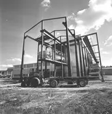 En del av massaveden kommer med t.ex traktor. Korsnäs AB. Den 10 juni 1959
