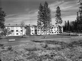 Genom intensifierad byggnadsverksamhet finns villor, dubbelhus, radhus och flerfamiljshus för personalen . Korsnäs AB. Den 28 augusti 1959
