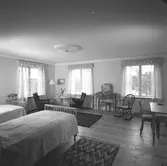 En av sovrummen på Holmsund Herrgård. Korsnäs AB. Den 20 april 1960
