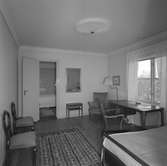 En av sovrummen på Holmsund Herrgård. Korsnäs AB. Den 20 april 1960
