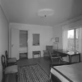 En av sovrummen på Holmsund Herrgård. Korsnäs AB. Den 20 april 1960
