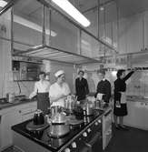 Personalen i köket på Holmsund Herrgård. Korsnäs AB. Den 28 april 1960
