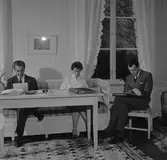 Läsning i sällskapsrummet på Holmsund Herrgård. Korsnäs AB. Den 28 april 1960
