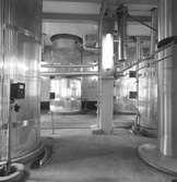 Spritfabriken. Destillationskolonner. Vid sidan av sina huvudprodukter ger cellulosafabrikerna också en rad värdefulla biprodukter. Korsnäs AB. Den 12 maj 1960
