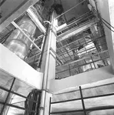 Spritfabriken. Destillationskolonner. Vid sidan av sina huvudprodukter ger cellulosafabrikerna också en rad värdefulla biprodukter. Korsnäs AB. Den 12 maj 1960
