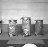 Sopsäck med behållare. Korsnäs AB. Den 22 juni 1960
