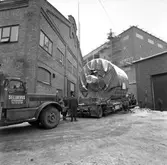 Cylinder anländer till fabriken på Sellbergs transport. Korsnäs AB. Den 12 januari 1961.
