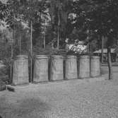Sex soptunnor med sopsäckar från Korsnäs AB. Den 8 juni 1961
