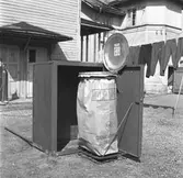Soptunna med sopsäck från Korsnäs AB. Den 17 maj 1962
