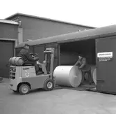 Lastning av pappersrullar på järnväg. Korsnäs AB. Den 11 april 1967
