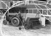 ATSA AB. Traktor och radsåningsmaskin. Maj 1952